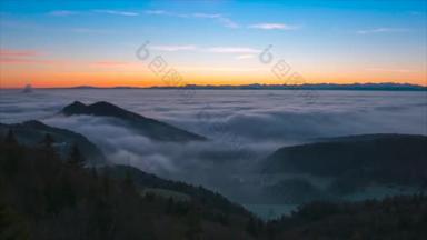 日出雾景观自然与云彩和天空4k自然视频早晨